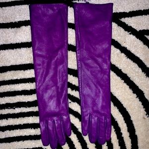 The cutest gloves ever, Worn just a few times ! Just like the purple Prada ones